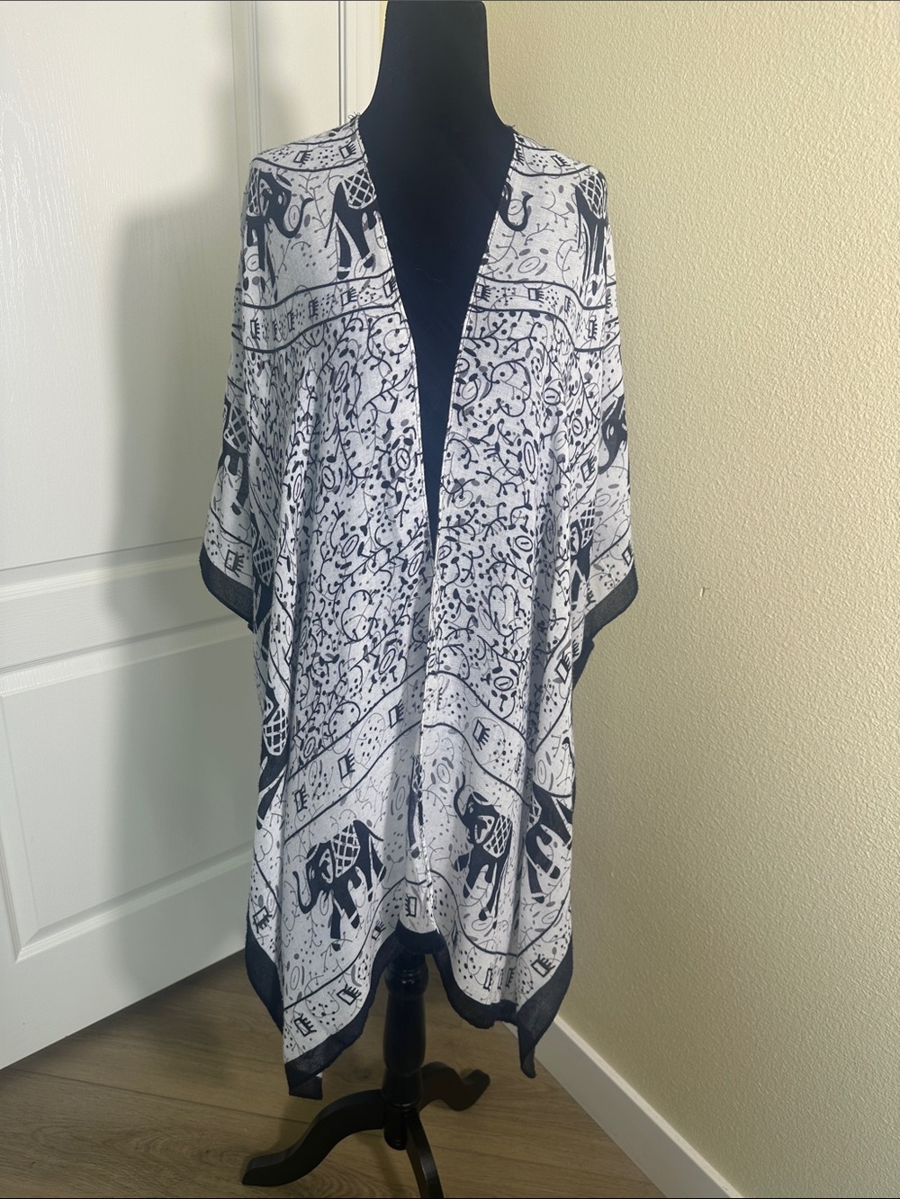 Woven Heart black & white Elephant pattern kimono shawl wrap. Size Large